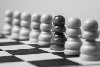 A Cohesive Team versus Heroic Individuals – Which is Better?