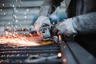 Why the Manufacturing Industry Needs Business Intelligence Badly: A Christmas Story